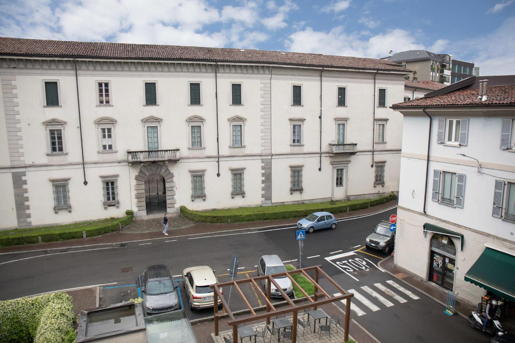Elegant Beige 5 Minutes From The Como